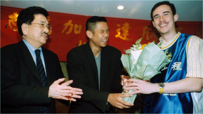  鄭志龍（右）有「籃球博士」之稱，彈跳力強、假動作非常多。