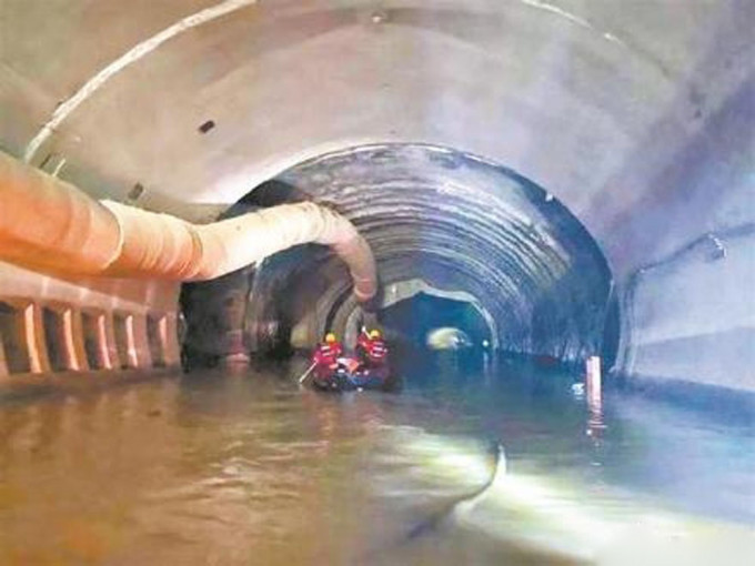 珠海石景山隧道漏水事故致14名施工人員被困，救援人員找到3名被困人士遺體。
