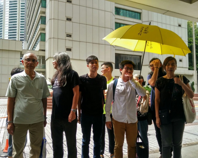 岑敖暉及支持者今早抵達法院。