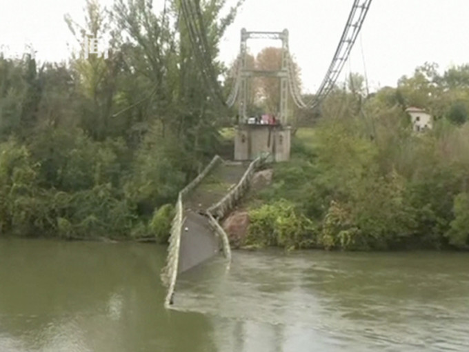 法國西南部圖盧茲市塔恩河的一座吊橋發生崩塌斷裂意外，釀兩死。(網圖)