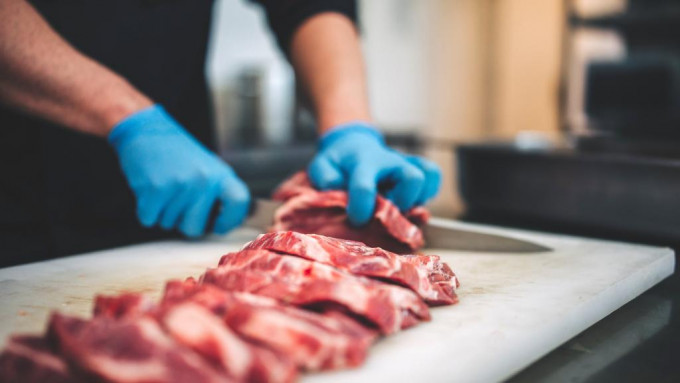 食物環境衞生署食物安全中心公布，中心在一個新鮮牛肉樣本檢出不可在新鮮肉類中使用的防腐劑二氧化硫，正跟進事件。iStock圖片（示意圖）