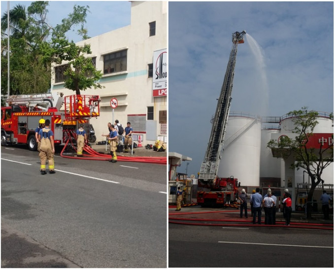 消防处派出多辆消防车到场，升起云梯向油库射水救火。蔡楚辉摄