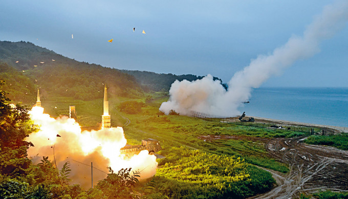 ■南韩二○一七年发射自主研发的玄武二型弹道导弹（左）。