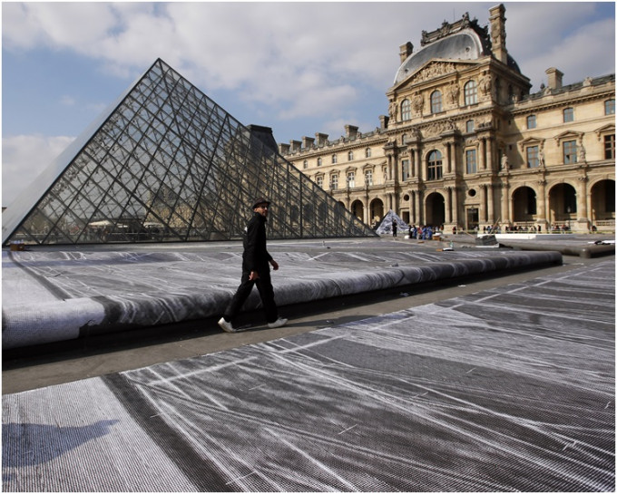 法国罗浮宫周五纪念玻璃金字塔入口落成30周年。AP