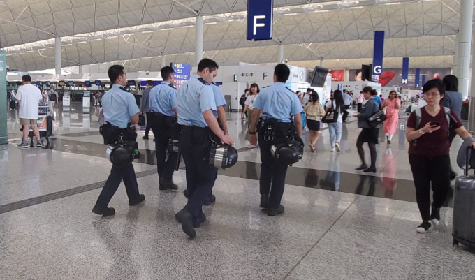 机场有警员巡逻。