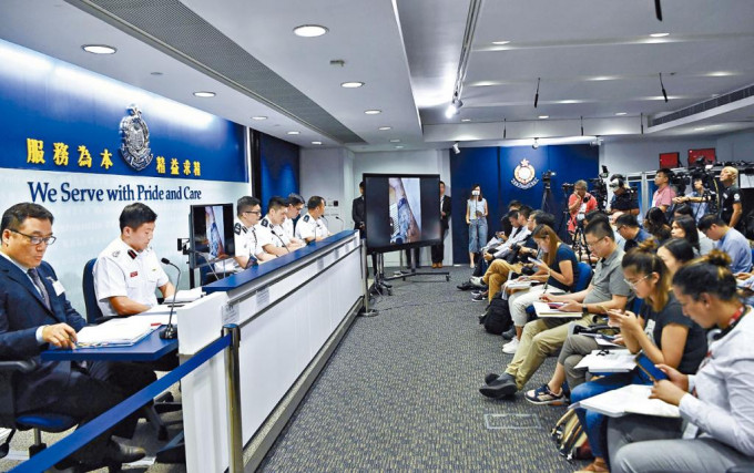 邓炳强认为，规管假新闻是防范有人以媒体名义，发布危害香港和国家安全的讯息。