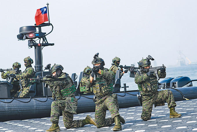 台海军陆战队员，年初在高雄左营举行操演。
