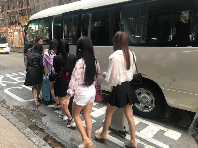 行動共拘捕10人，包括8名內地女子。