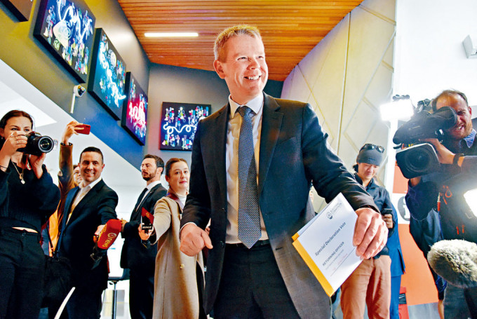 新西兰总理希普金斯周四在奥克兰票站提前投票。