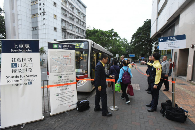 巿民須在啟田道乘接駁巴士到C出口。徐裕民攝