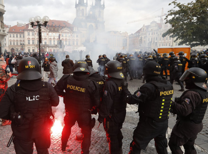 捷克有民众不满防疫措施，爆发激烈的警民冲突。AP