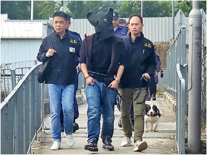 黄伟然被捕后被警方押返村屋蒐证。资料图片