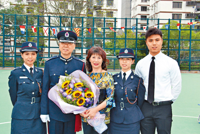 衛醫生的3名子女亦加入醫療輔助隊，圖為他退役前與子女合照。