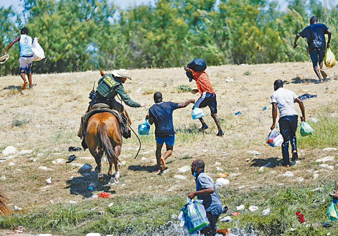美国骑警周日在美墨边境驱赶海地偷渡者。