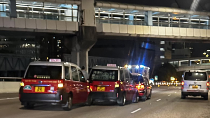 西九龙公路4的士连环相撞 一女乘客受轻伤。马路的事 (即时交通资讯台)FB