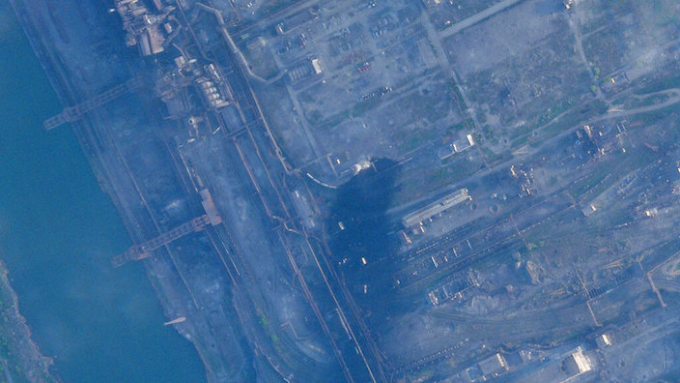亚速钢铁厂5月4日的卫星照片显示，亚速钢铁厂里升起浓烟。AP图片