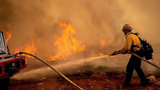 美国加州发生山火，当局认为属今年最大的火灾之一。AP图片