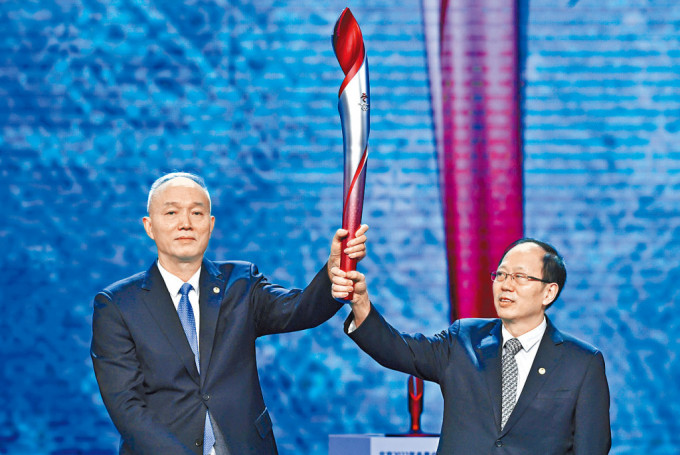 蔡奇（左）去年与北京冬奥组委执行主席苟仲文展示冬奥会火炬。