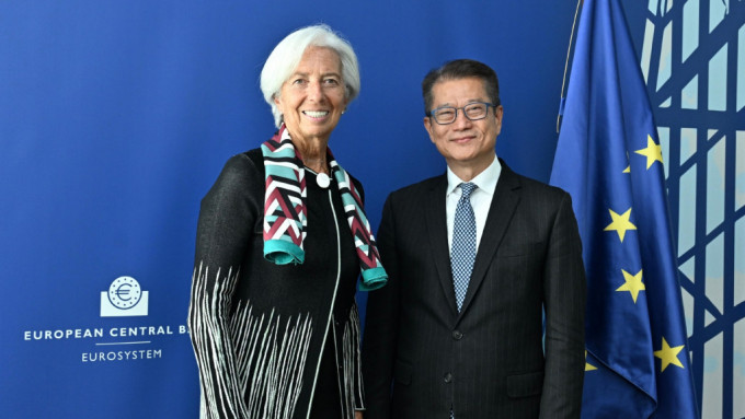 陈茂波（右）与欧洲中央银行行长拉加德（左）在会面前合影。政府新闻处