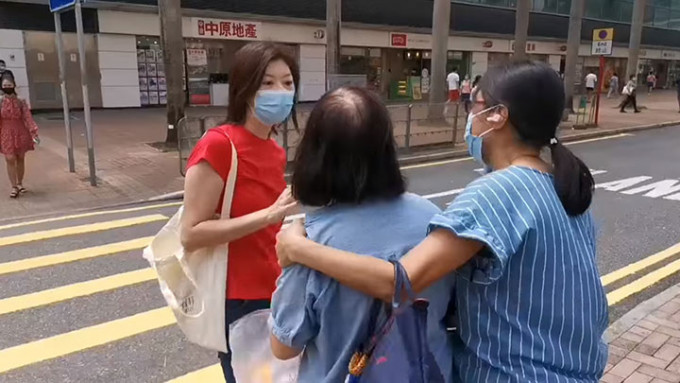 62歲女文員於去年9月在港鐵大圍站外撕爛立法會議員容海恩的選舉宣傳單張。資料圖片