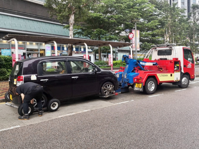 警方昨日举行深水埗警区交通日，即时拖走3辆造成严重阻塞的车辆。警方图片