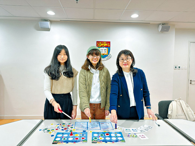 廖咏恩（左起）与陈永銮分别为特教生设计教具及歌曲。旁为李佩铃（右）。