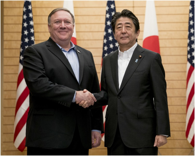 蓬佩奥转抵东京与与日本首相安倍晋三会面。 AP