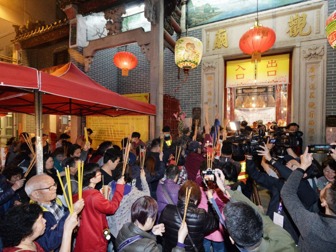 华人庙宇委员会宣布辖下三间庙宇在今晚11时起通宵开放。资料图片