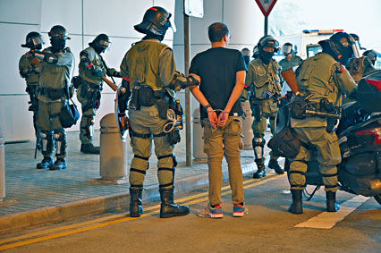 ■示威者與警方爆發衝突，防暴警在理大附近拘捕可疑人。