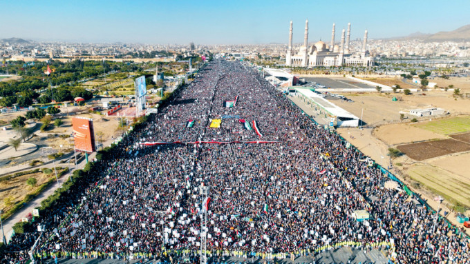 大群民眾周五在也門首都薩那示威，抗議美英空襲胡塞武裝的據點。