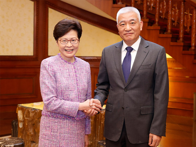 林鄭月娥與科學技術部部長王志剛（右）會面。
