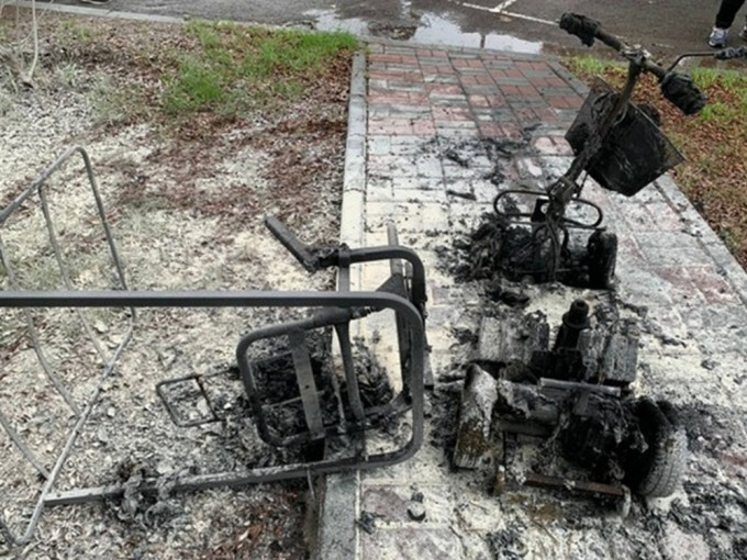 涉事電動車被燒至只剩支架。網圖