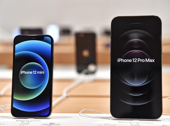 iPhone 12 mini（左） 及 iPhone 12 Pro Max（右）。