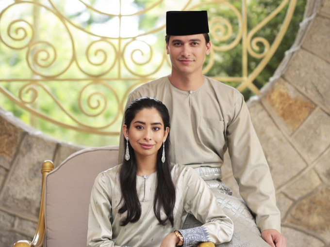 28歲男子鄧尼斯和馬來西亞柔佛州公主在柔佛州大王宮舉行婚禮。