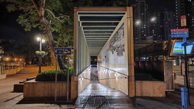 香港仔海傍道一行人隧道惊现一条2米长蠎蛇。