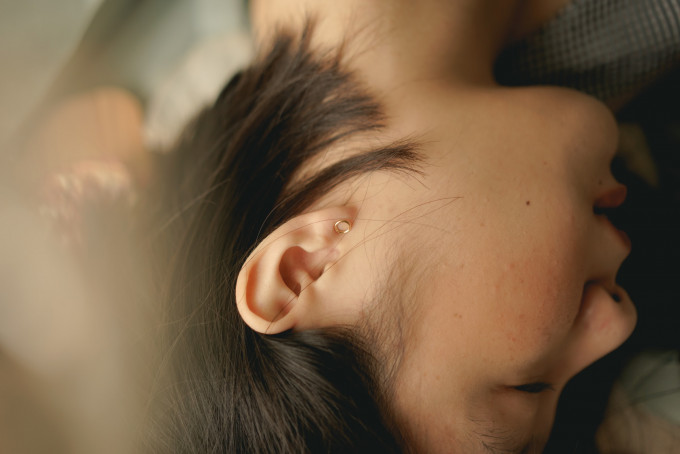 耳朵是经络密集的地方，常常按揑可以促进气血循环。Jessica Flavia / Unsplash 图片