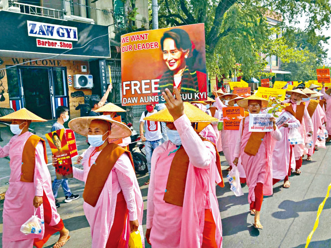 ■缅甸尼姑周五在曼德勒高举标语牌游行，要求释放昂山素姬。