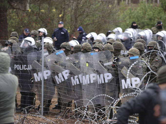 波兰派出一万五千士兵到中部边界，阻止白俄偷渡客闯入。AP图