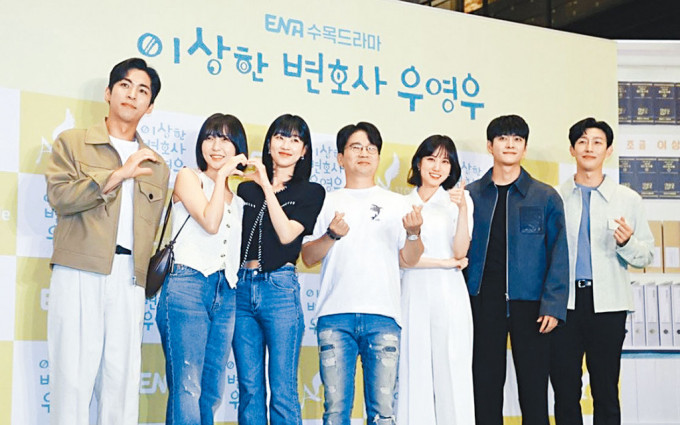 （右起）姜其永、姜泰伍、朴恩斌等演员及导演前晚到戏院与fans一同欣赏结局。