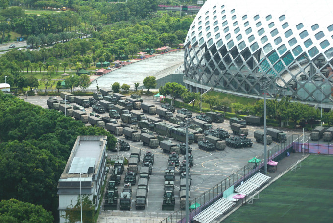 有大批軍車及裝甲車在深圳灣體育中心附近集結。美聯社圖片