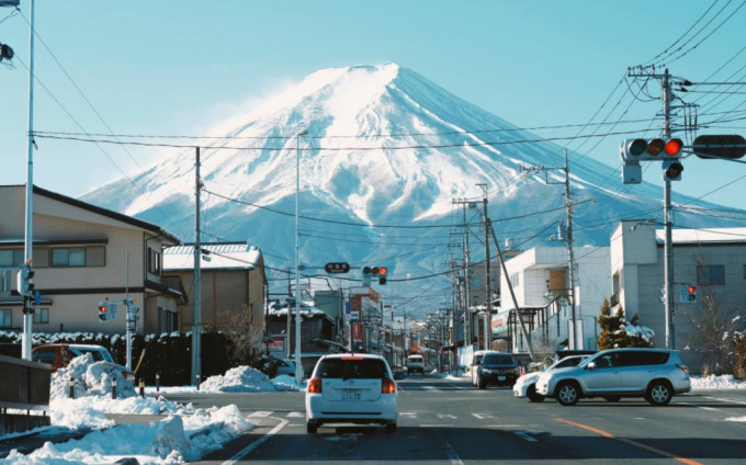 吉田市一个路口位可同时拍摄到街景与富士山的美景。