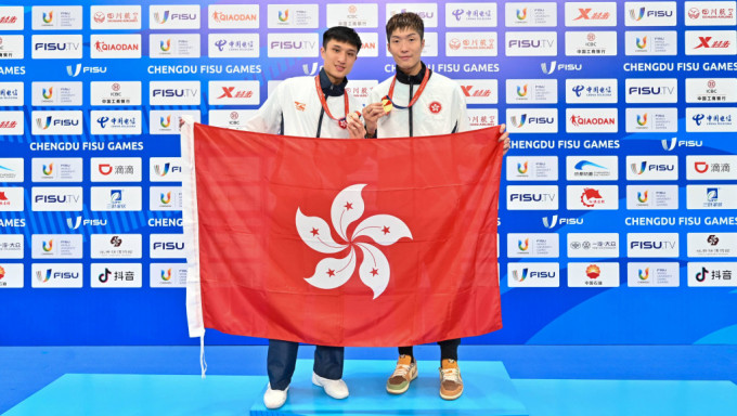 蔡俊彥(左)及張家朗在個人賽摘牌之後，團體賽再次揚威。 大專體育協會圖片