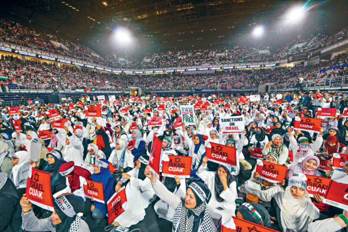 馬來西亞吉隆坡周二有大批民眾集會聲援巴人，總理安華出席。