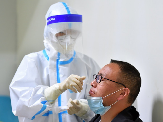 下月起由香港入境廣東需持有鼻咽拭子或鼻腔咽喉合併拭子的檢測報告。新華社圖片