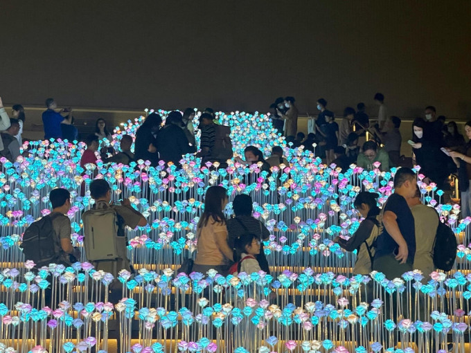 觀塘東九文化中心外階梯LED花海昨晚（28日）正式開放，吸引了大批市民到場觀賞。民政事務總署fb