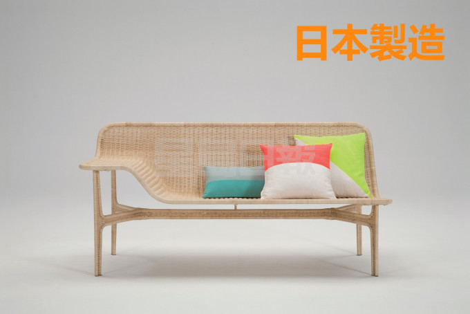 這張Relation Sofa在日本製造，打破常規，左邊扶手向上彎，讓你能隨意倚靠或躺下，下方由4隻椅腳支撐，接連在一起，提供足夠承托。(B)