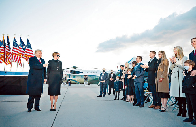 特朗普夫婦周三抵達馬里蘭州安德魯斯空軍基地。