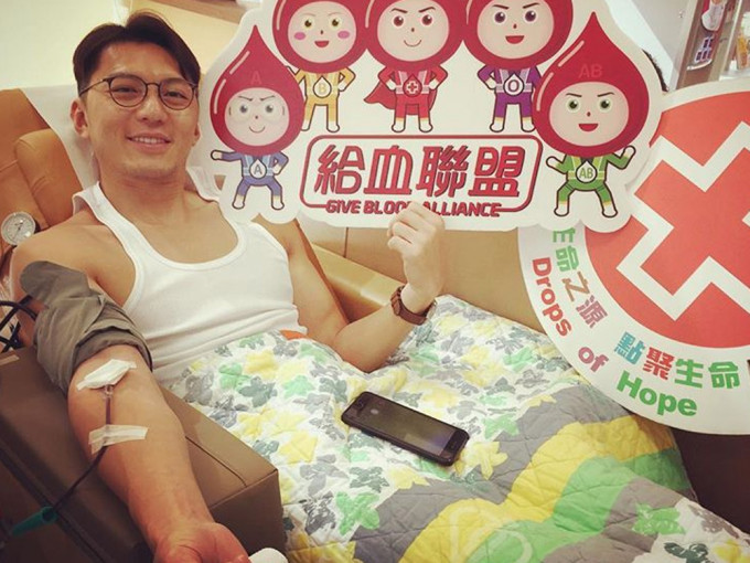 袁伟豪孖女友张宝儿去捐血，非常有善心！
