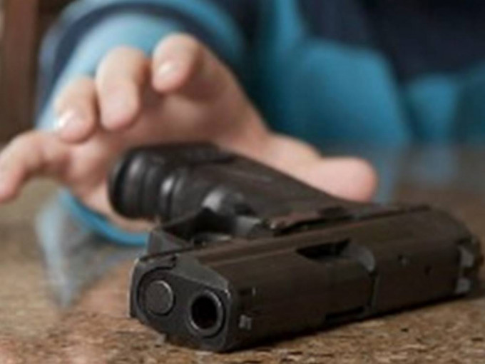 佛州3歲男童誤拿起手槍射中2歲細妹命危。網圖（示意圖;非涉事本人）