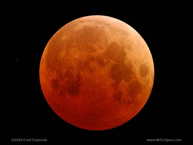 月全食期間的月亮變成紅銅色。美國太空總署圖片